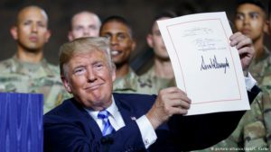 Дональд Трамп подписал акт о Национальной обороне