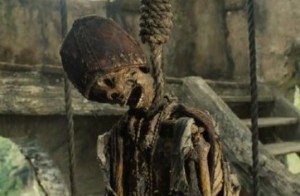 Скелет пирата был обнаружен на детской площадке в Шотландии